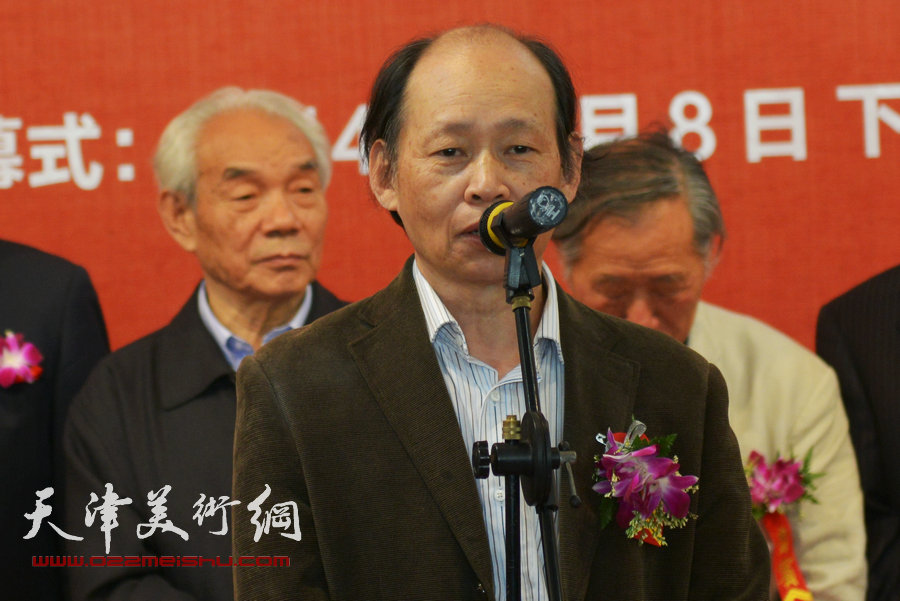 纪振民、姬俊尧山水画展在朱屺瞻艺术馆隆重开幕，图为上海水乡书画院院长周逸范致辞。