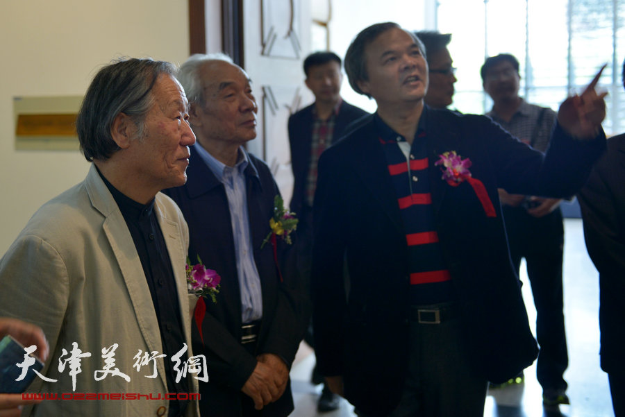 纪振民、姬俊尧山水画展在朱屺瞻艺术馆隆重开幕，图为纪振民、姬俊尧陪同上海美协副主席陈琪观看作品。