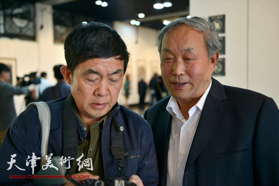 纪振民、姬俊尧山水画展在朱屺瞻艺术馆隆重开幕，图为天津书法家协会主席唐云来在画展现场。