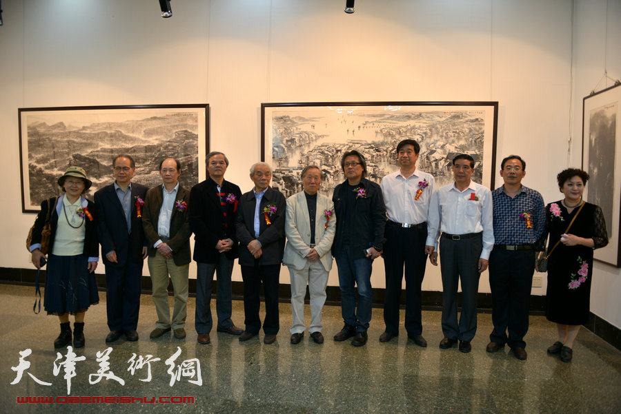 纪振民、姬俊尧山水画展在朱屺瞻艺术馆隆重开幕，图为画展现场。