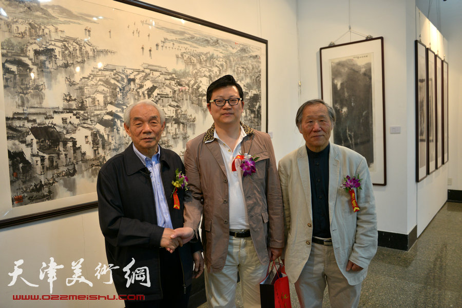 纪振民、姬俊尧山水画展在朱屺瞻艺术馆隆重开幕，图为纪振民、姬俊尧与上海客人在画展现场。