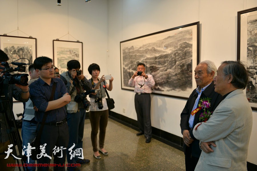 纪振民、姬俊尧山水画展在朱屺瞻艺术馆隆重开幕，图为纪振民、姬俊尧接受上海电视台采访。