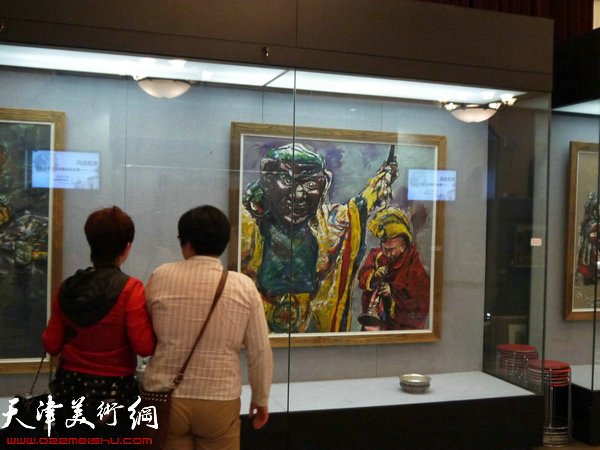 观众观看蒙古画家吴日哲个人画展