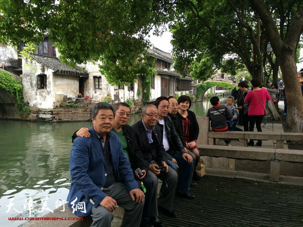 王其华教授参加“两岸知名书画家江南古镇采风行”。图为出席此活动的来宾在采风途中。