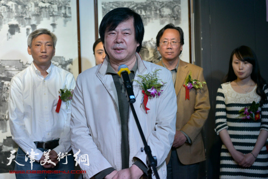 天津书画名家纪念张大千诞辰书画作品展在津举行，图为天津美术家协会副主席史振岭致辞。