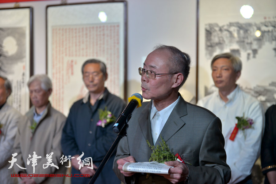 天津书画名家纪念张大千诞辰书画作品展在津举行，图为天津张大千艺术研究会执行会长邢捷致辞。