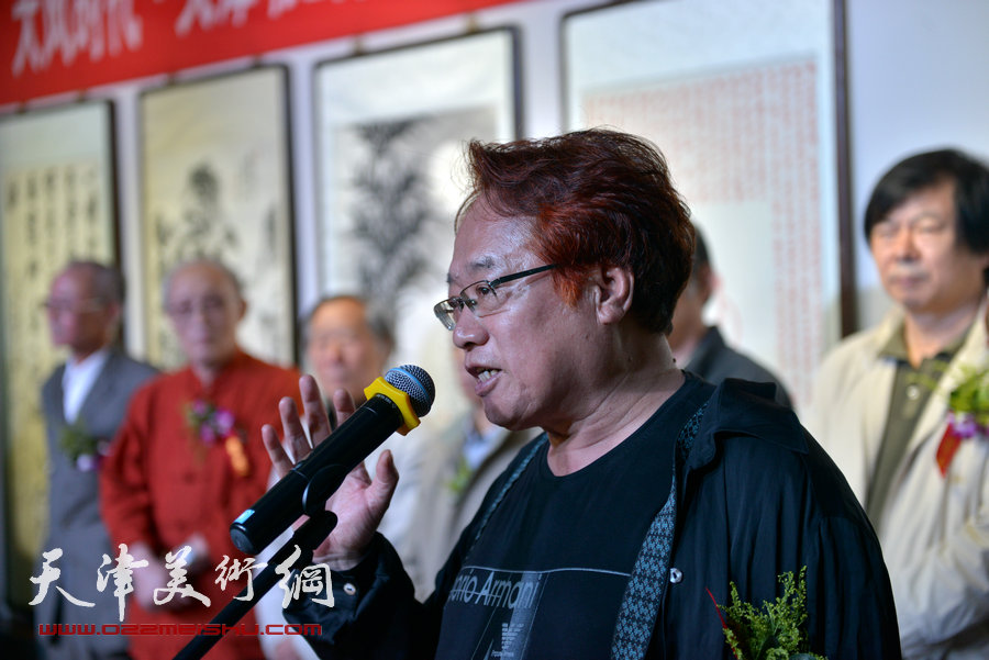 天津书画名家纪念张大千诞辰书画作品展在津举行，图为天津张大千艺术研究会名誉会长刘皓致辞。