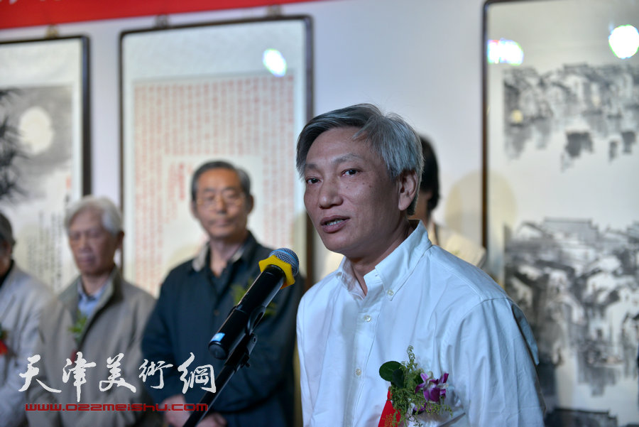 天津书画名家纪念张大千诞辰书画作品展在津举行，图为上海张大千研究会副会长兼秘书长殷仲灏致辞。