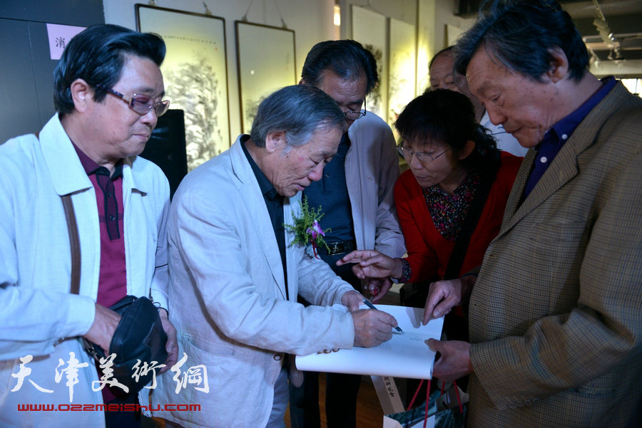 天津书画名家纪念张大千诞辰书画作品展在津举行，图为姬俊尧、曲学真、郝玉明等在画展现场。
