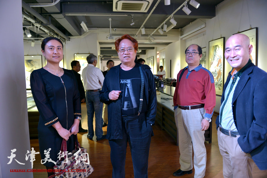 天津书画名家纪念张大千诞辰书画作品展在津举行，图为刘皓、孙占元、卢新利、张若兰在画展现场。