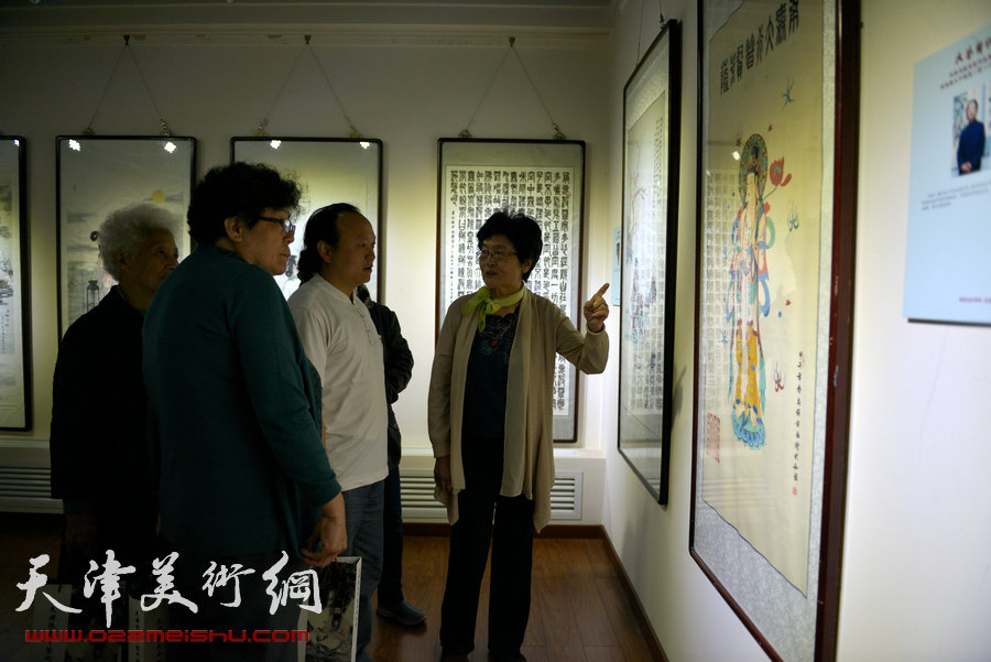 天津书画名家纪念张大千诞辰书画作品展在津举行，图为穆珍在画展现场为观众讲画。