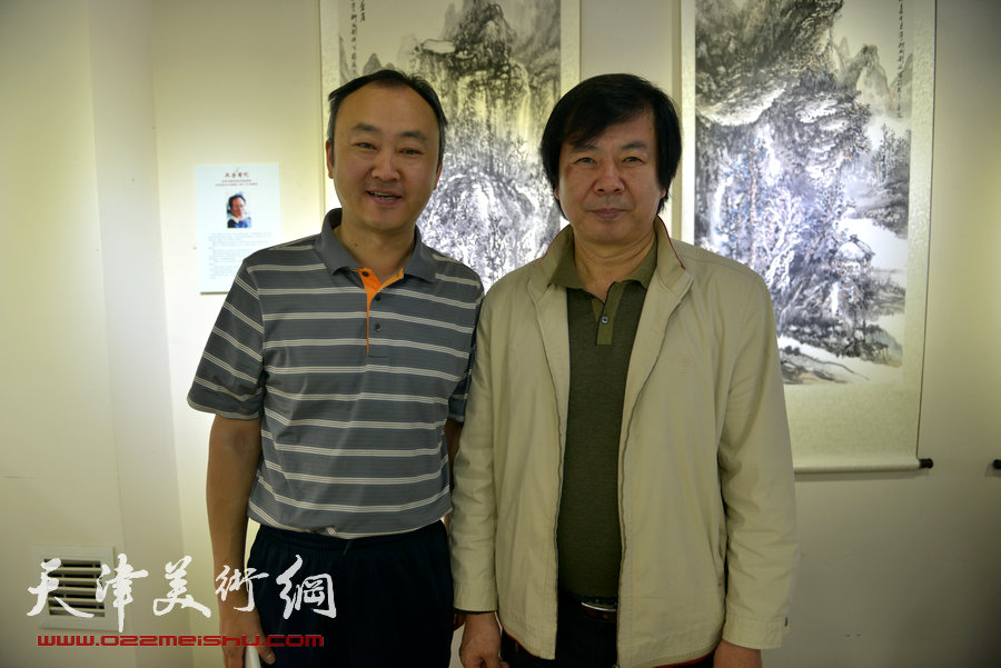 天津书画名家纪念张大千诞辰书画作品展在津举行，图为史振岭、柴博森在画展现场。