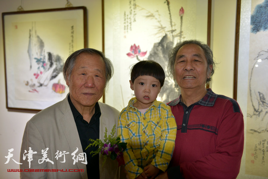 天津书画名家纪念张大千诞辰书画作品展在津举行，图为姬俊尧、王真理在画展现场。