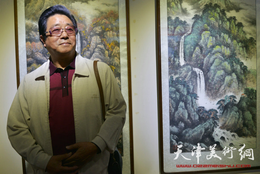 天津书画名家纪念张大千诞辰书画作品展在津举行，图为曲学真在画展现场。