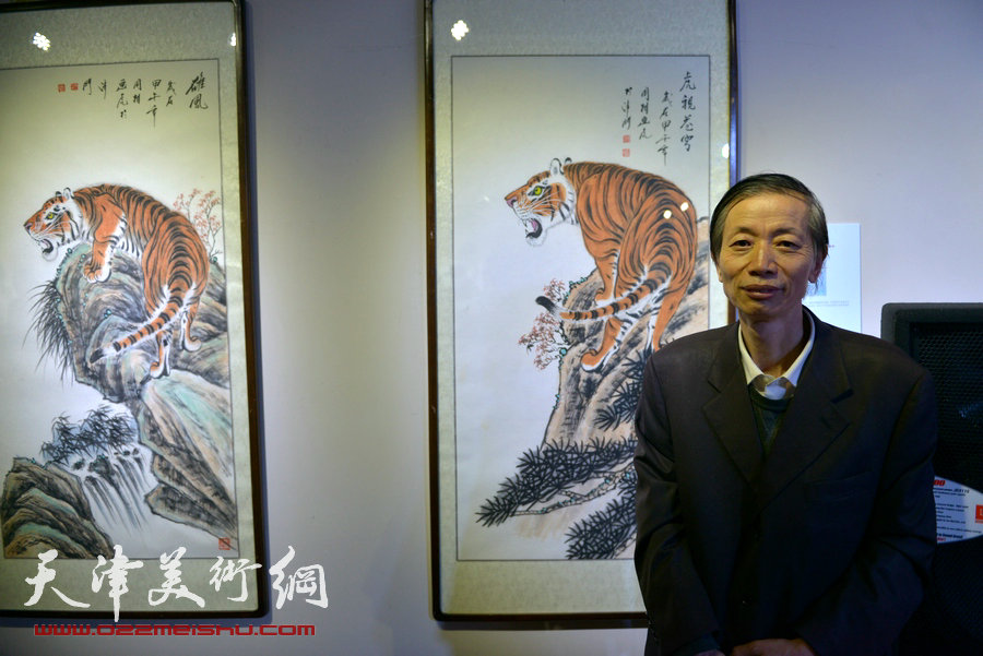 天津书画名家纪念张大千诞辰书画作品展在津举行，图为赵同相在画展现场。