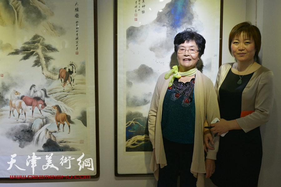 天津书画名家纪念张大千诞辰书画作品展在津举行，图为穆珍、李澜在画展现场。