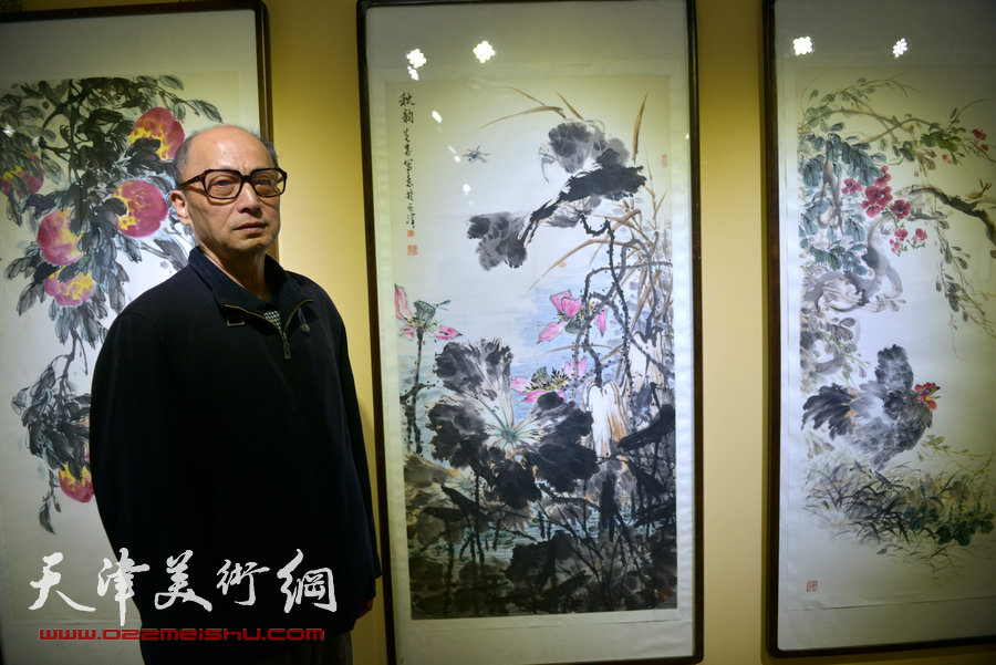 天津书画名家纪念张大千诞辰书画作品展在津举行，图为赵先忠在画展现场。