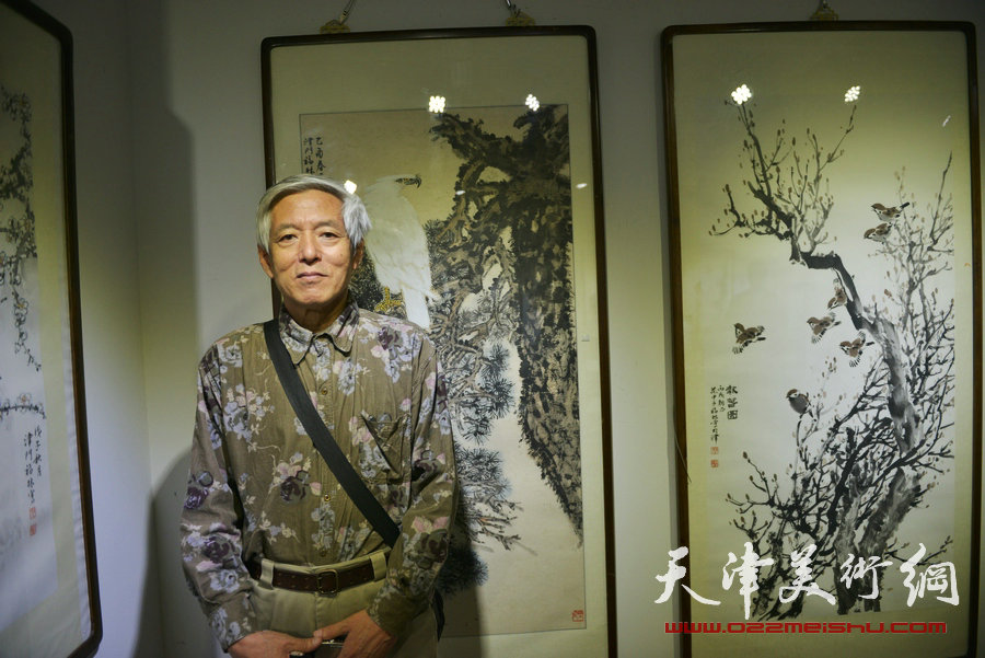 天津书画名家纪念张大千诞辰书画作品展在津举行，图为陆福林在画展现场。