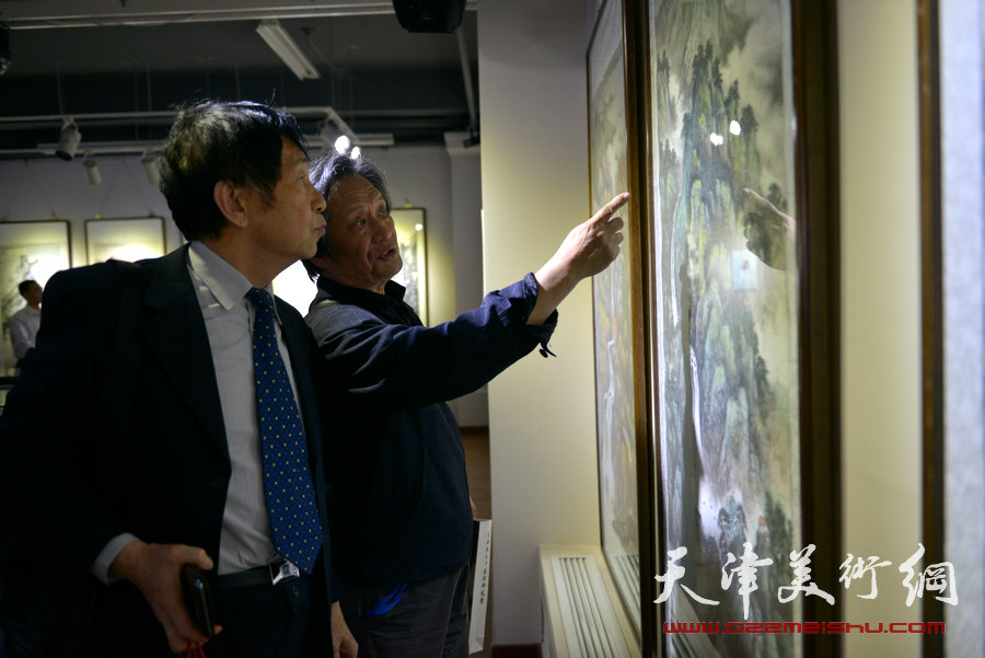 天津书画名家纪念张大千诞辰书画作品展在津举行，图为刘乃驹在画展现场。
