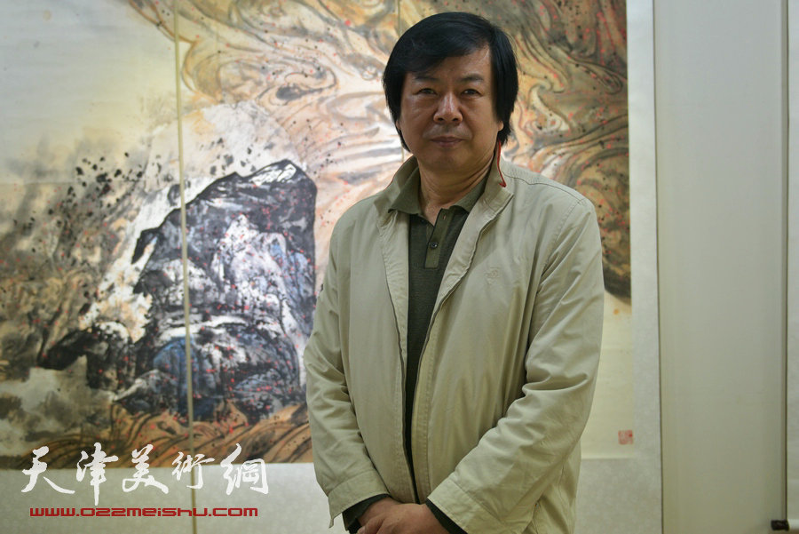 天津书画名家纪念张大千诞辰书画作品展在津举行，图为史振岭在画展现场。
