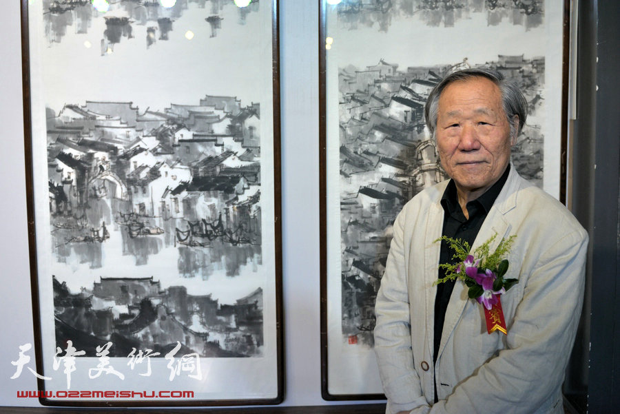 天津书画名家纪念张大千诞辰书画作品展在津举行，图为姬俊尧在画展现场。