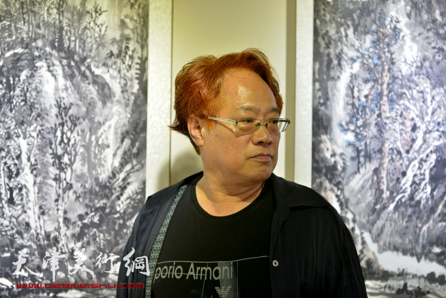 天津书画名家纪念张大千诞辰书画作品展在津举行，图为刘皓在画展现场。