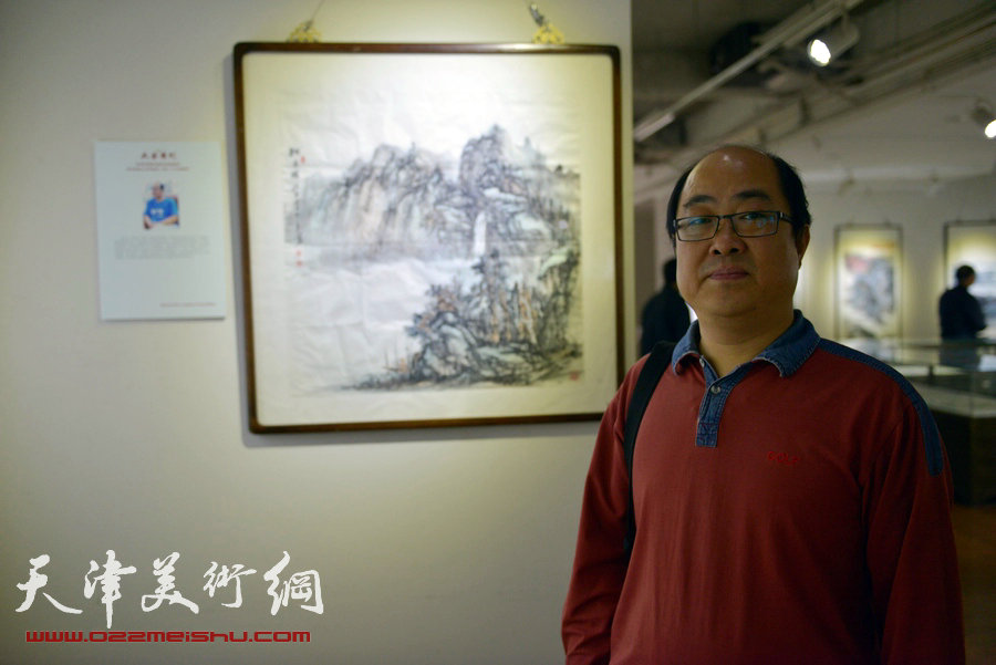 天津书画名家纪念张大千诞辰书画作品展在津举行，图为孙占元在画展现场。