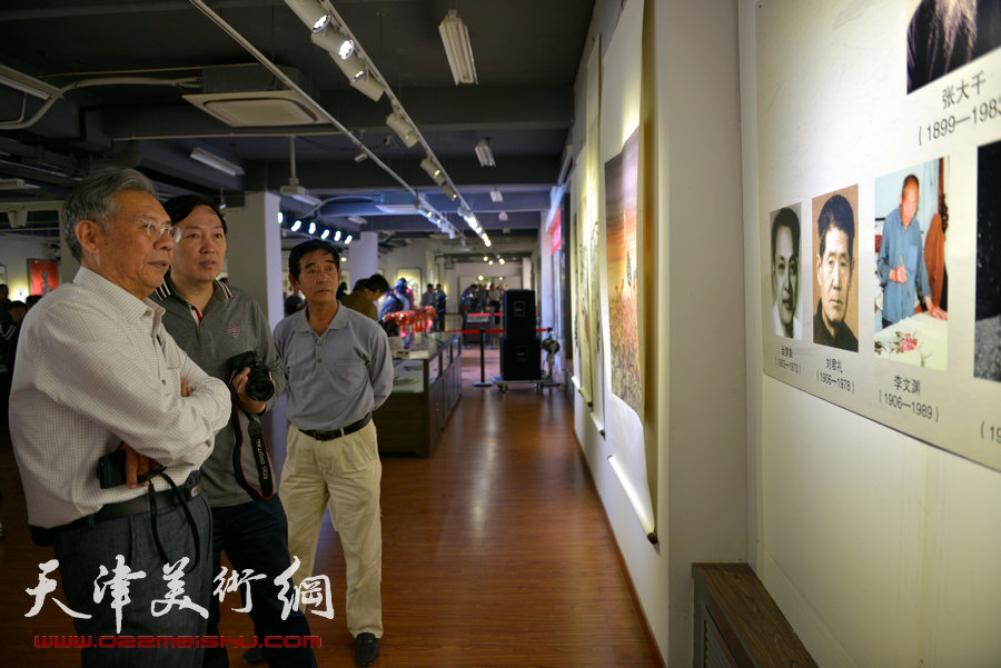 天津书画名家纪念张大千诞辰书画作品展在津举行，图为画展现场。