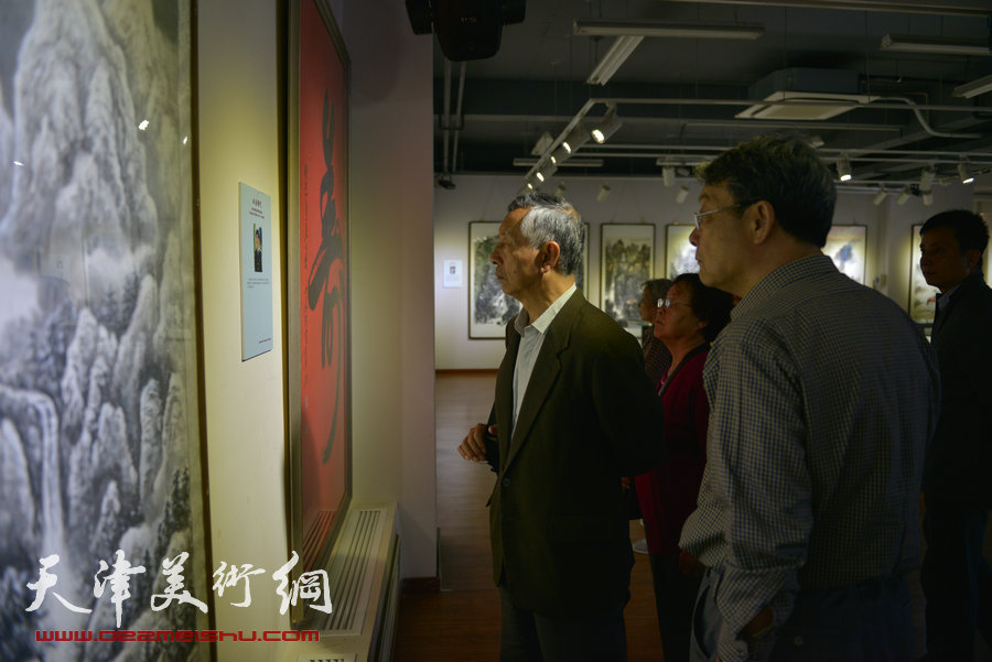 天津书画名家纪念张大千诞辰书画作品展在津举行，图为画展现场。