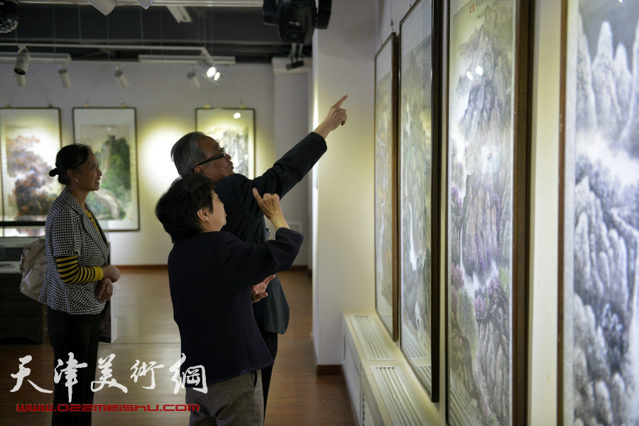 天津书画名家纪念张大千诞辰书画作品展在津举行，图为画展现场。