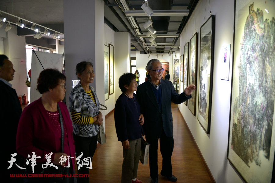 天津书画名家纪念张大千诞辰书画作品展在津举行，图为画展现场。