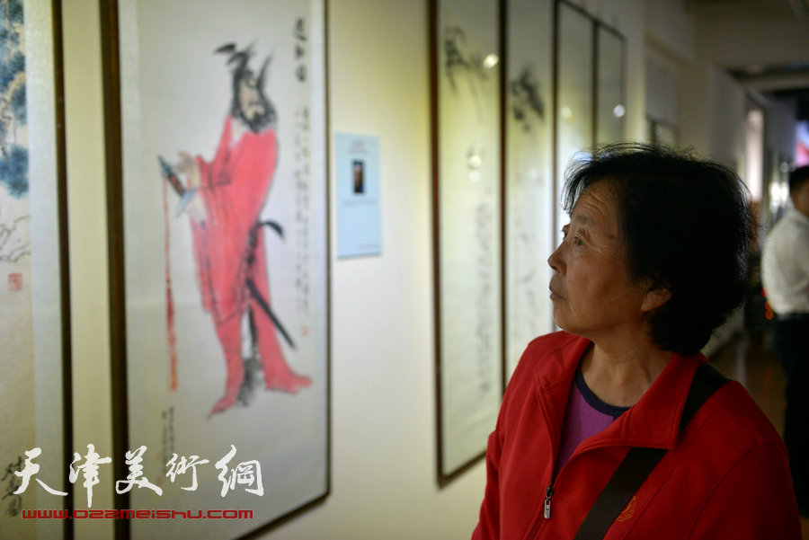 天津书画名家纪念张大千诞辰书画作品展在津举行，图为画展现场。