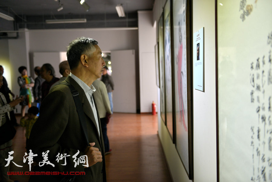 天津书画名家纪念张大千诞辰书画作品展在津举行，图为画展现场。