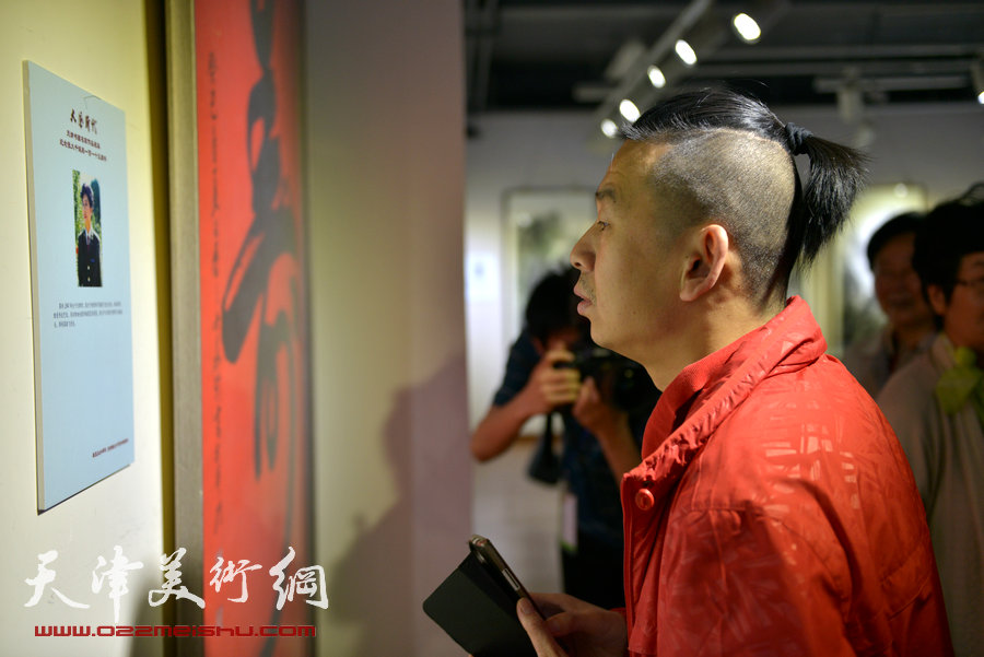 天津书画名家纪念张大千诞辰书画作品展在津举行，图为画展现场。