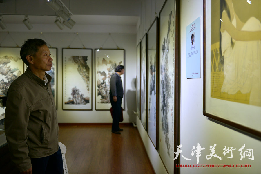 天津书画名家纪念张大千诞辰书画作品展在津举行，图为画展现场。