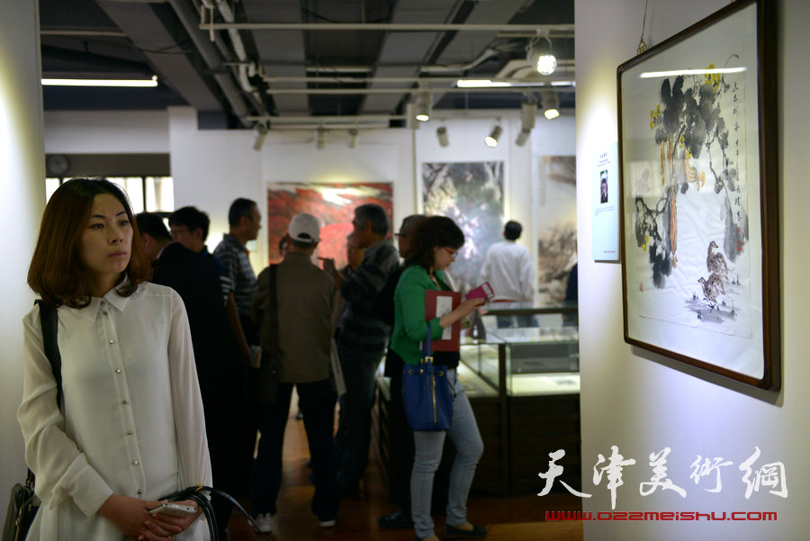 天津书画名家纪念张大千诞辰书画作品展在津举行，图为画展现场。