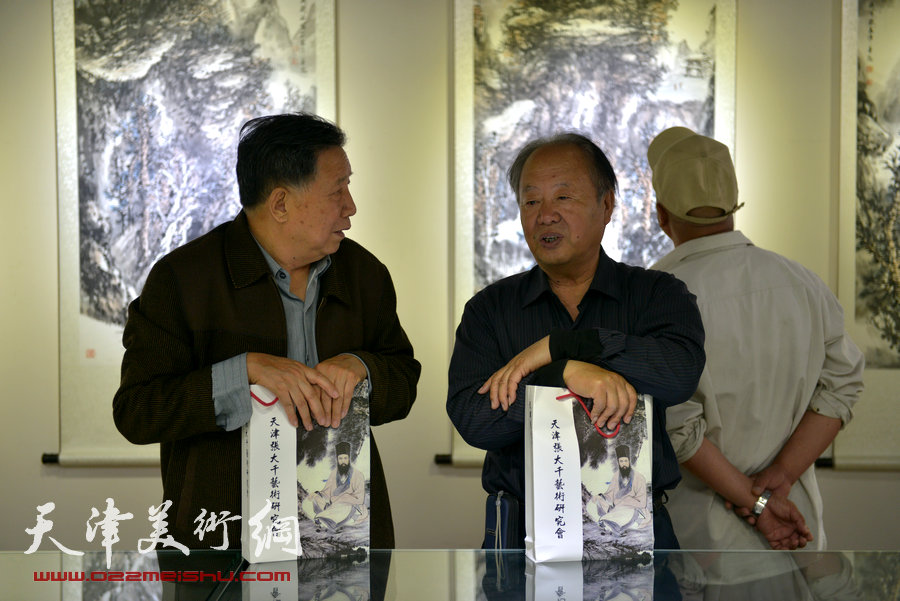 天津书画名家纪念张大千诞辰书画作品展在津举行，图为画展现场。