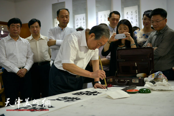 “墨舞夏天—天津浙商大雅书画笔会”5月20日在大雅书画院举行。图为天津市政协常委、政协提案委员会主任刘长顺为笔会开笔。