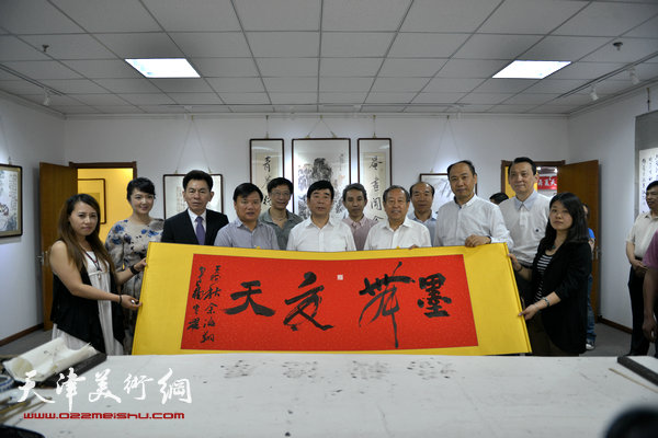 “墨舞夏天—天津浙商大雅书画笔会”5月20日在大雅书画院举行。图为笔会现场。