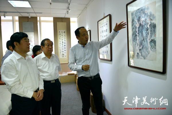 “墨舞夏天—天津浙商大雅书画笔会”5月20日在大雅书画院举行。图为余海翔陪同刘长顺、邢明军观赏展品。