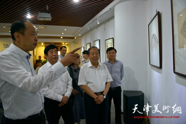 “墨舞夏天—天津浙商大雅书画笔会”5月20日在大雅书画院举行。图为余海翔陪同刘长顺、邢明军观赏展品。