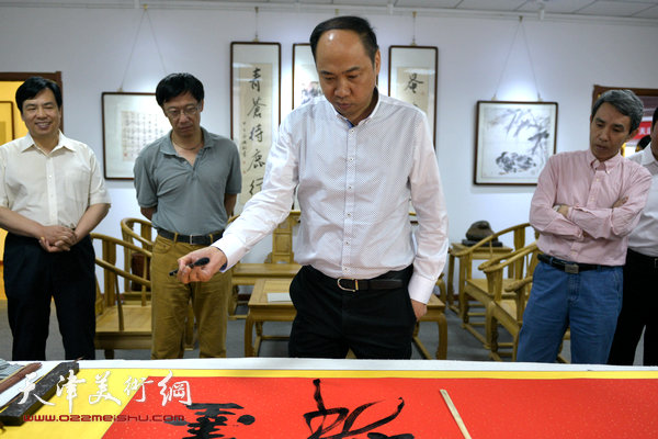 “墨舞夏天—天津浙商大雅书画笔会”5月20日在大雅书画院举行。图为余海翔。