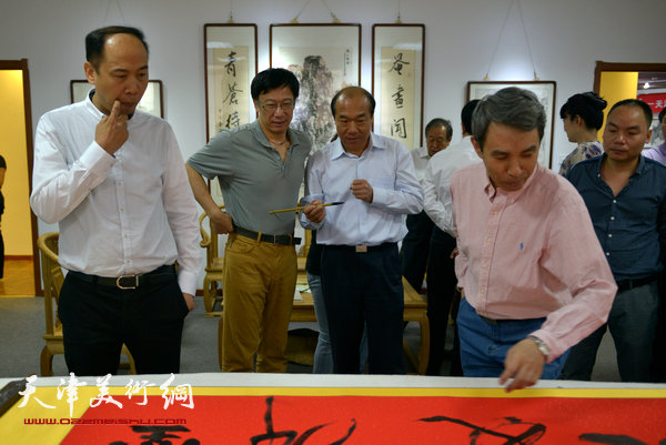 “墨舞夏天—天津浙商大雅书画笔会”5月20日在大雅书画院举行。图为余海翔、王树秋、崔寒柏、任云程。