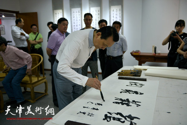 “墨舞夏天—天津浙商大雅书画笔会”5月20日在大雅书画院举行。图为魏盛堂。