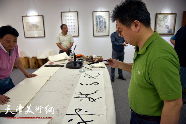 “墨舞夏天—天津浙商大雅书画笔会”5月20日在大雅书画院举行。图为杨健君。