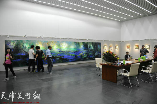 “郝跃先现代绘画系列作品展”在天津图书馆举行,图为画展现场