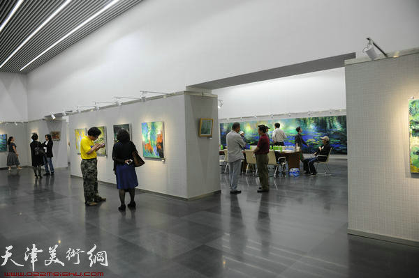 “郝跃先现代绘画系列作品展”在天津图书馆举行，图为画展现场