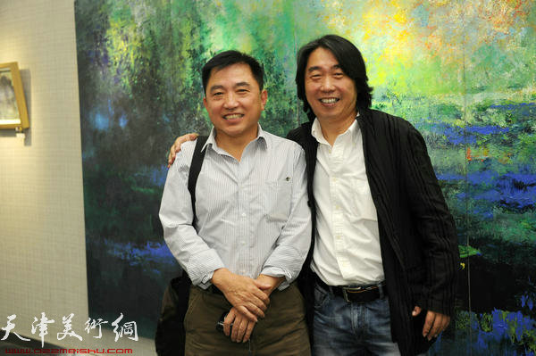 “郝跃先现代绘画系列作品展”在天津图书馆举行，图为油画家郝跃先、王文元在画展上