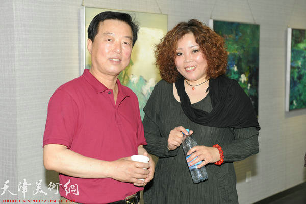 “郝跃先现代绘画系列作品展”在天津图书馆举行，图为文联办公室杨建国与画家赵新立