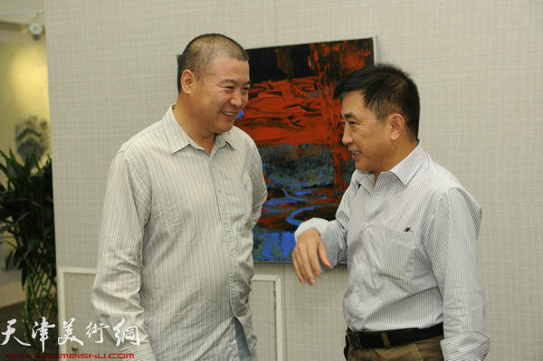 “郝跃先现代绘画系列作品展”在天津图书馆举行，图为油画家王文元、李金玺在画展上交流
